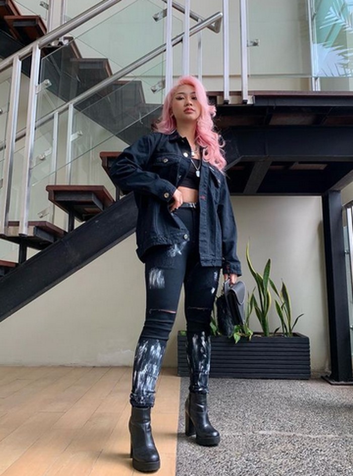 Gaya streetstyle yang edgy ala Dillah didapat dari kombinasi leather boots, denim jacket, dan ripped jeans beraksen putih yang dikenakannya. OOTD satu ini berhasil bikin Dillah tampil fierce di depan kamera. (foto: instagram.com/dillaprb)