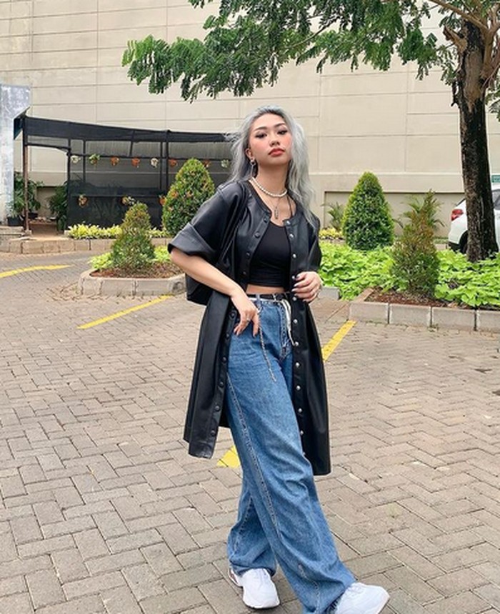 Kali ini, Dillah memilih menggunakan kemeja hitam sebagai outernya. Ia memadukannya dengan wide leg jeans, sneakers serta chains yang menjadi ciri khas streetstyle. (instagram.com/dillaprb)