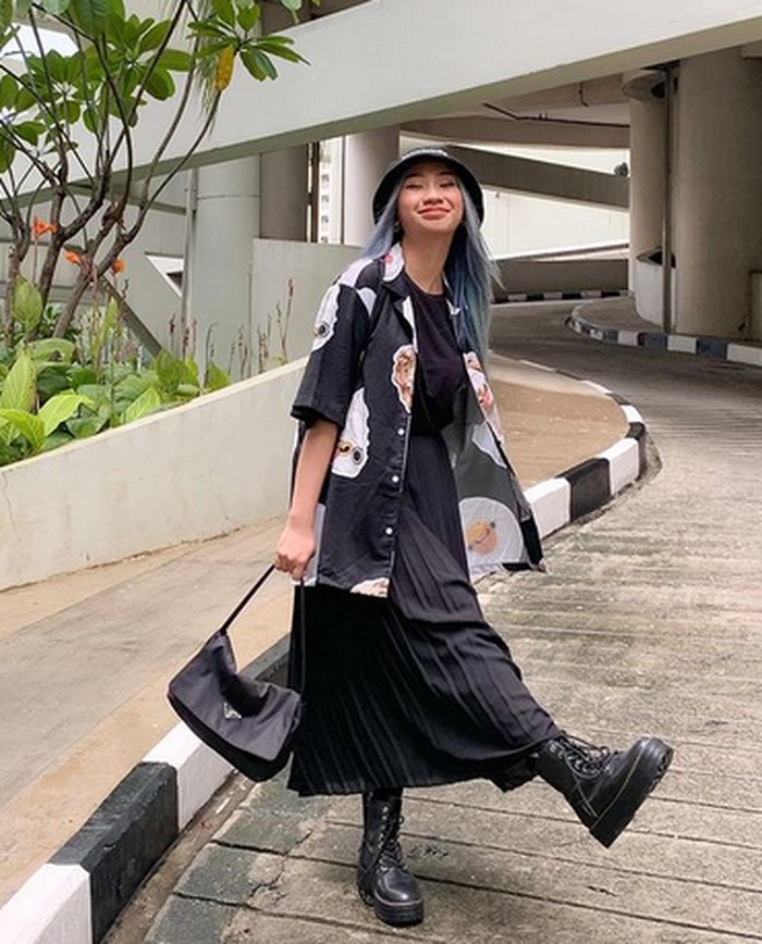 Warna hitam tampaknya merupakan warna favorit Dillah. Di sini, ia tampil dengan all-black outfit yang bikin dia kelihatan keren banget! (foto: instagram.com/dillaprb)