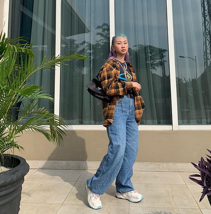 Dillah menghidupkan kembali gaya ala 90-an dengan mengenakan t-shirt dan flanel shirt sebagai outernya. Dillah juga memakai handbag dan chain necklace untuk melengkapi looknya. (foto:instagram.com/dillaprb)