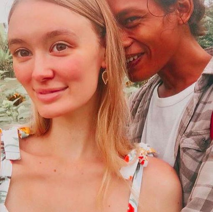 <p>Bunda, masih ingat dengan Polly Alexandria Robinson, bule Inggris yang menikah dengan pria asal Magelang, Nur Khamid? Kabarnya terkini, ia tengah hamil anak pertama lho. (Foto: Instagram @pollyoddsocks)</p>