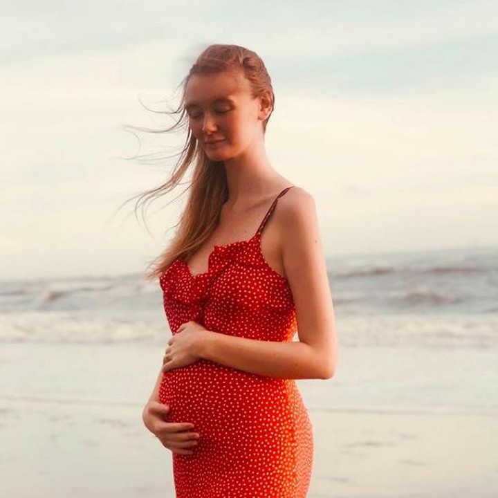 <p>Polly Alexandria Robinson mengumumkan kehamilannya lewat foto lucu yaitu sepasang kaos kaki bayi berwarna biru yang ditaruh di atas pasir pantai. (Foto: Instagram @pollyoddsocks)</p>