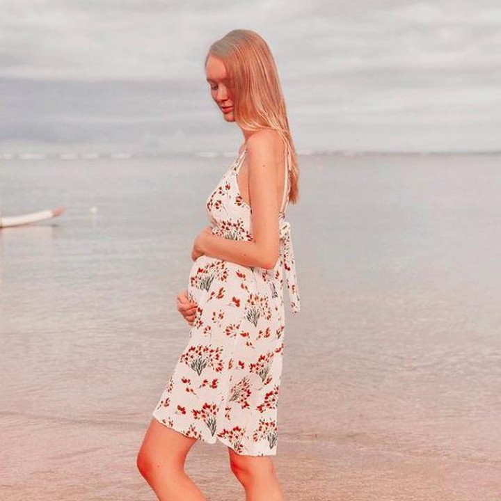 <p>Makin besar baby bump-nya, Polly makin cantik dan glowing ya, Bunda? (Foto: Instagram @pollyoddsocks)</p>