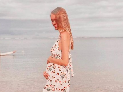 7 Potret Kehamilan Bule Polly Alexandria, Cantik dan Makin Glowing