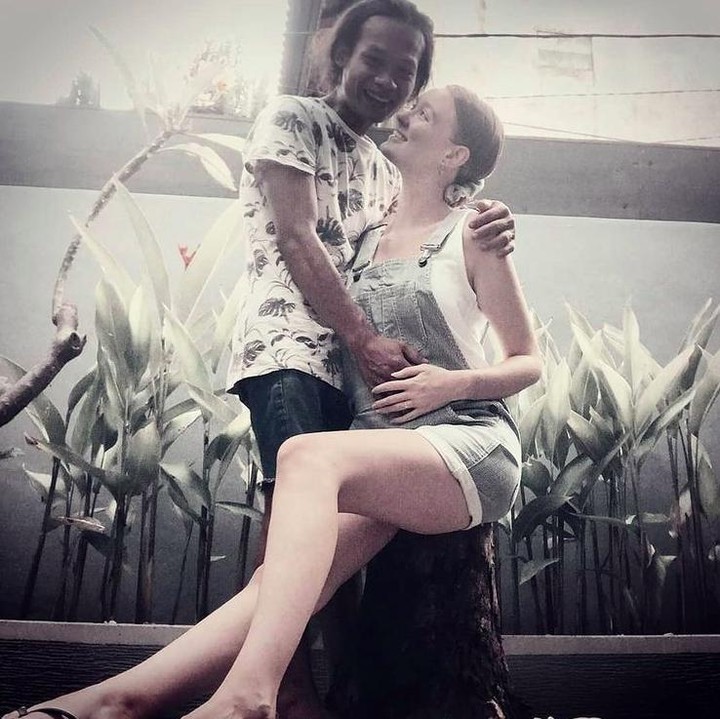 <p>Foto bersama sang suami yang juga berbahagia. Kita doakan Polly dan bayinya sehat terus ya. (Foto: Instagram @karnaradheya)</p>