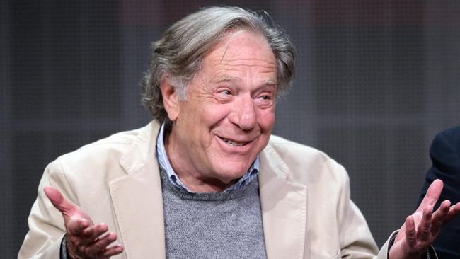 Eksistensi George Segal di industri sinema dimulai tahun 1960. Namun, namanya menjadi populer ketika memerankan Albert 'Pops' Solomon dalam film The Goldbergs.