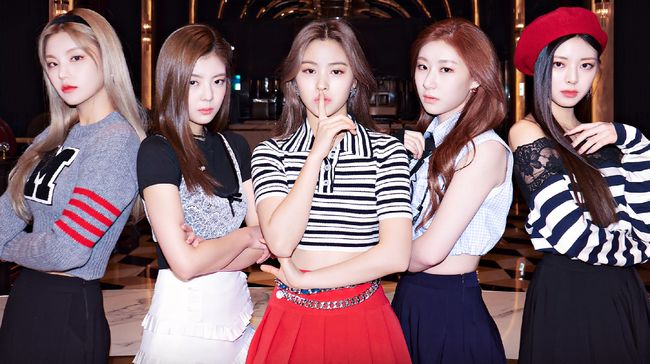 ITZY comeback dengan merilis mini album terbaru GUESS WHO yang mampu terjual melebihi capaian album sebelumnya.