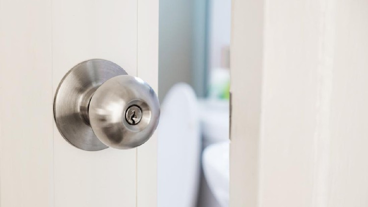 Ilustrasi pintu toilet close up women twists doorknob to enter the bathroom