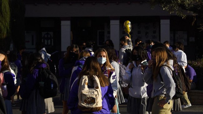 Seorang kepala sekolah di Amerika Serikat akhirnya mengundurkan diri usai memicu kontroversi karena menyuruh siswa kulit hitam meminta maaf sambil berlutut.
