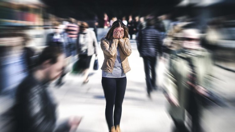 Ilustrasi wanita Panic attack in public place. Woman having panic disorder in city. Psychology, solitude, fear or mental health problems concept. Depressed sad person surrounded by people walking in busy street.