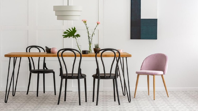 Ilustrasu Ruang Makan White lamp above wooden table with black chairs