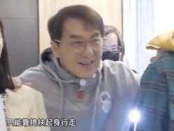 Jackie Chan Sempat Kesulitan Berjalan saat Hadiri Acara Ini