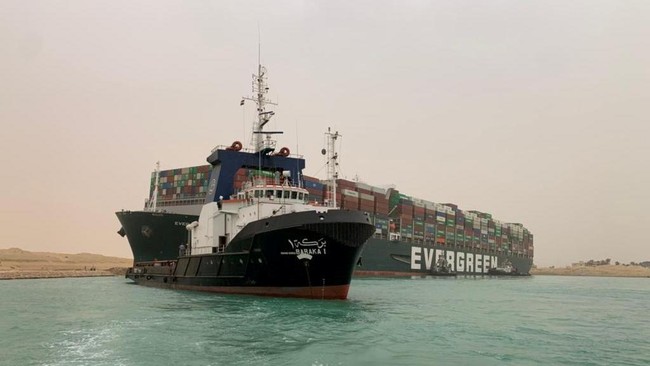 Pihak berwenang mengerahkan delapan kapal untuk membebaskan kontainer yang tersendat di Terusan Suez sehingga menghalangi lalu lintas jalur perdagangan.