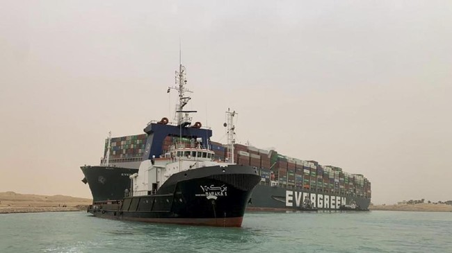 Amerika Serikat menyebut siap membantu Mesir mencoba dan mengeluarkan kapal kontainer besar yang mogok serta membuat Terusan Suez macet.