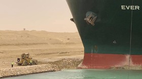 FOTO: Kapal Kontainer Karam Blokir Jalur Dagang Terusan Suez