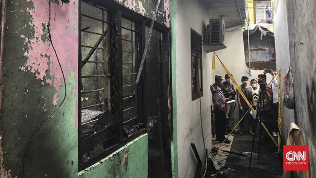 Deret kontrakan di kawasan Matraman, Jakarta Timur, dilalap api pada Kamis (25/3) dini hari. Sebanyak 10 orang tewas terjebak dalam kontrakan.