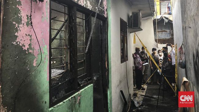 Kesaksian Warga Selamat Kebakaran Matraman: Ada Motor Meledak Kebakaran maut terjadi di sebuah petakan kontrakan di Pisangan Baru, Matraman, Jakarta Timur, Kamis (25/3) subuh, dan mengakibatkan 10 orang tewas.