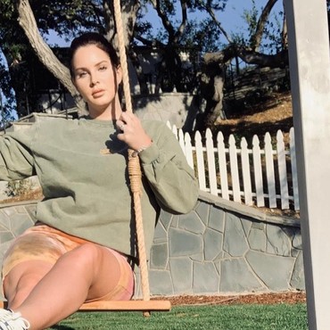 Lirik Hope is a Dangerous Thing for A Woman Like Me To Have - Lana Del Rey