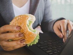 Makan Siang di Meja Kerja Tidak Baik untuk Kesehatan, Ini Sebabnya