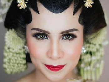 Vicky Shu tampil dengan makeup bold saat memakai buasana adat Jawa di hari pernikahan. Alis tebal bercabang, eye makeup yang terkesan smoke serta pulasan lipstik merah glossy memberikan nuasan tegas dan begitu on point. (Foto: instagram.com/bennusorumba)
