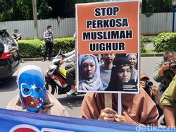 Kecam Pemerkosaan Wanita Uighur, Massa Demo di Depan Kedubes China
