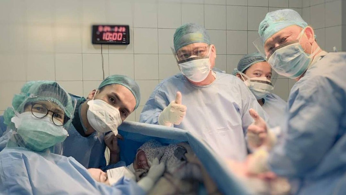 Kabar bahagia datang dari pasangan Randy Pangalila dan Chelsey Frank yang baru saja melahirkan anak pertama&period; Berikut momen harunya&excl;