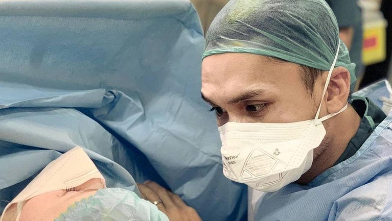 Kabar bahagia datang dari pasangan Randy Pangalila dan Chelsey Frank yang baru saja melahirkan anak pertama. Berikut momen harunya!