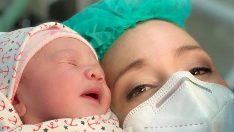 Momen Haru Proses Melahirkan Istri Randy Pangalila Kabar bahagia datang dari pasangan Randy Pangalila dan Chelsey Frank yang baru saja melahirkan anak pertama. Berikut momen harunya!