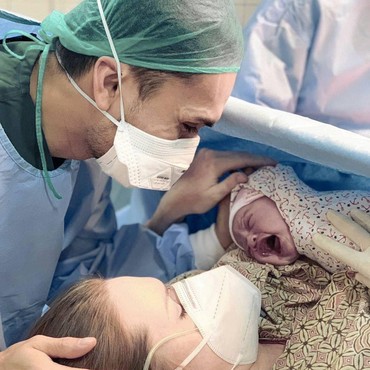 Momen Haru Detik-detik Kelahiran Anak Pertama Randy Pangalila