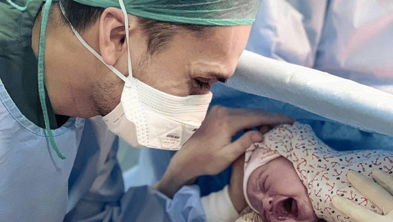 Kabar bahagia datang dari pasangan Randy Pangalila dan Chelsey Frank yang baru saja melahirkan anak pertama. Berikut momen harunya!