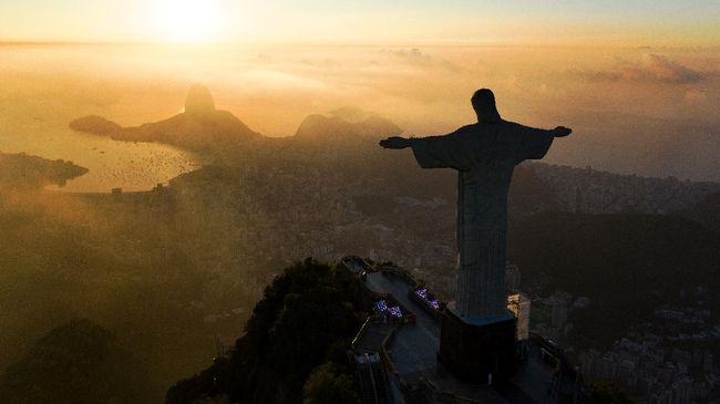 Ternyata Patung Yesus di Brasil telah tiga kali disambar petir hingga menyebabkan kerusakan, tapi tetap menjadi destinasi wisata bagi turis lokal maupun asing. 
