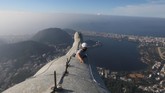 FOTO: Melawan Tinggi, Merenovasi Patung Yesus di Brasil Patung 'Christ the Redeemer' (Kristus Sang Penebus) di Brasil sedang direnovasi menjelang ulang tahun ke-90 pada bulan Oktober mendatang.