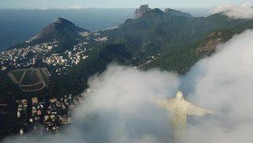 FOTO: Melawan Tinggi, Merenovasi Patung Yesus di Brasil