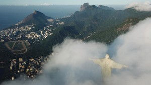FOTO: Melawan Tinggi, Merenovasi Patung Yesus di Brasil