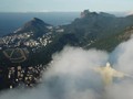 FOTO: Melawan Tinggi, Merenovasi Patung Yesus di Brasil