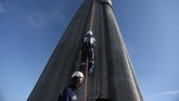 FOTO: Melawan Tinggi, Merenovasi Patung Yesus di Brasil Patung 'Christ the Redeemer' (Kristus Sang Penebus) di Brasil sedang direnovasi menjelang ulang tahun ke-90 pada bulan Oktober mendatang.