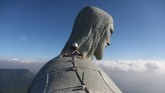 FOTO: Melawan Tinggi, Merenovasi Patung Yesus di Brasil Patung 'Christ the Redeemer' (Kristus Sang Penebus) di Brasil sedang direnovasi menjelang ulang tahun ke-90 pada bulan Oktober mendatang.