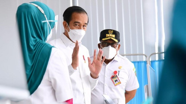 Presiden Joko Widodo (Jokowi) berharap vaksinasi covid-19 kepada pedagang di pusat perbelanjaan bisa memperlambat penyebaran covid-19. 