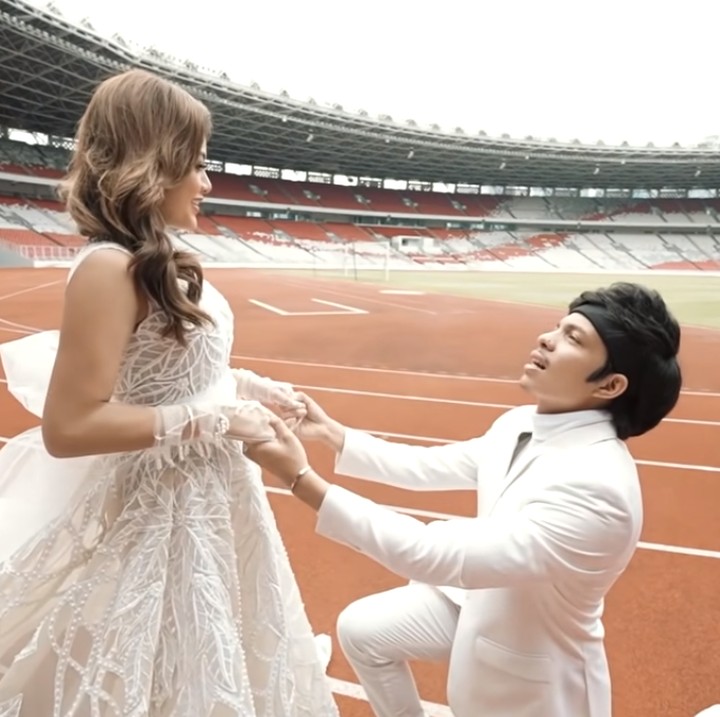 <p>Dalam hitungan hari, Atta Halilintar dan Aurel Hermansyah akan menikah, Bunda. Sebelumnya, mereka lakukan sesi pemotretan di Gelora Bung Karno (GBK). (Foto: YouTube: Atta Halilintar)</p>