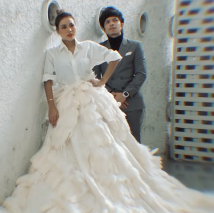 <p>Selama sesi pemotretan, Atta tak henti-hentinya mengucap syukur karena dapat mewujudkan mimpinya untuk lakukan prewed di GBK. "Alhamdulillah akhirnya bisa juga prewedding di sini. Semoga nikahnnya nanti juga tetap bisa di sini," tutur Atta Halilintar. (Foto: YouTube: Atta Halilintar)</p>
