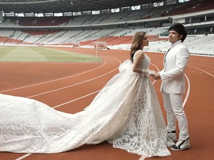 7 Potret Prewedding Aurel dan Atta di GBK, Pakai Gaun Seberat 10 Kg Bun