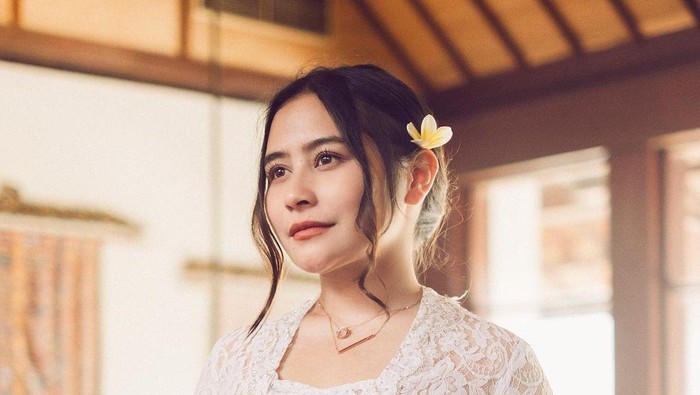 9 Potret Prilly Latuconsina Liburan di Bali, Cantik Pakai Baju Tradisional!
