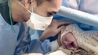 Randy Pangalila & Istri Bule Dikaruniai Anak Pertama, Ini Arti Nama Bayinya Bun