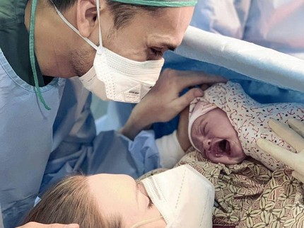 Randy Pangalila & Istri Bule Dikaruniai Anak Pertama, Ini Arti Nama Bayinya Bun