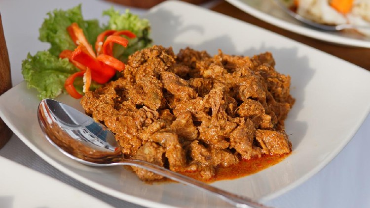 Malaysian and Indonesian spicy dry beef stew with coconut milk and spices.