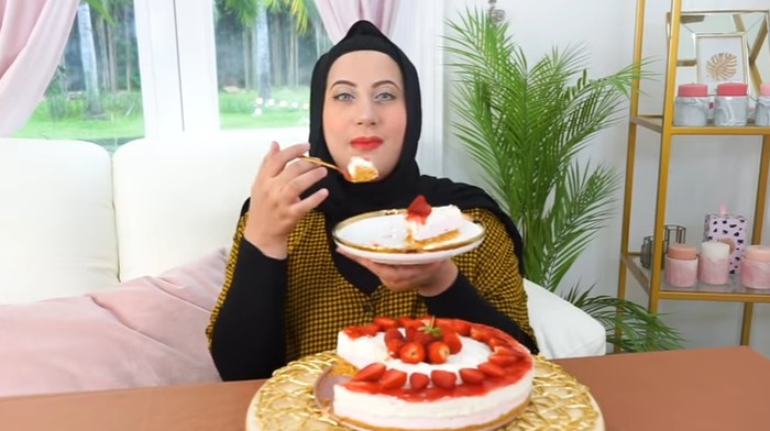 Resep Strawberry Cheesecake ala Tasyi Athasyia, Lembut dan Manis!