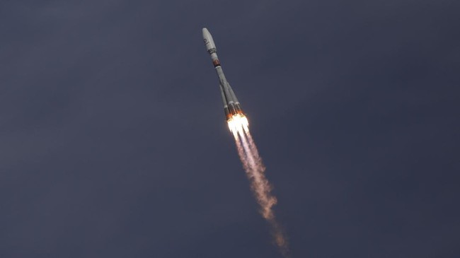 AIIB menggelontorkan pinjaman senilai US$150 juta setara Rp2,1 triliun untuk proyek Satelite Multifungsi Satria-1.