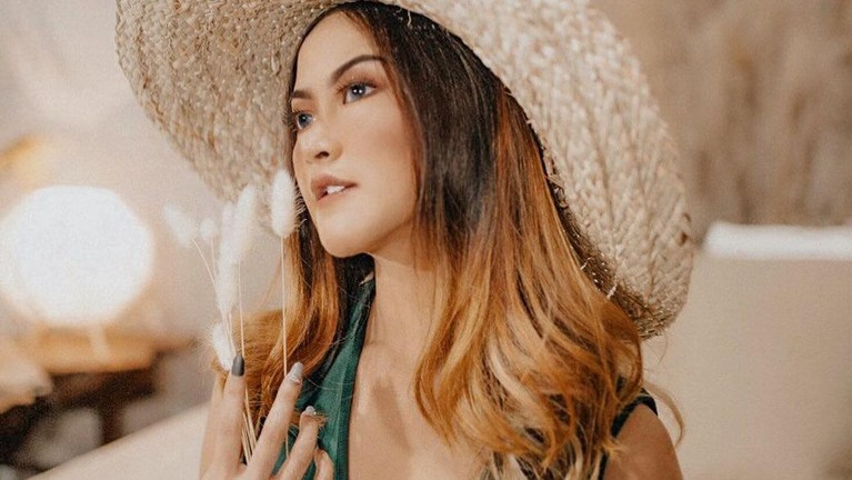Gabriella Larasati sosok artis yang mengakui dirinya sebagai pemeran video syur yang membuat heboh publik. Berikut foto-fotonya!