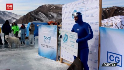 VIDEO: Pria Rusia Pecahkan Rekor Dunia Menyelam Di Bawah Es