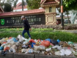Makin Jorok! Tumpukan Sampah di Pekanbaru Mulai Keluarkan Bau Busuk